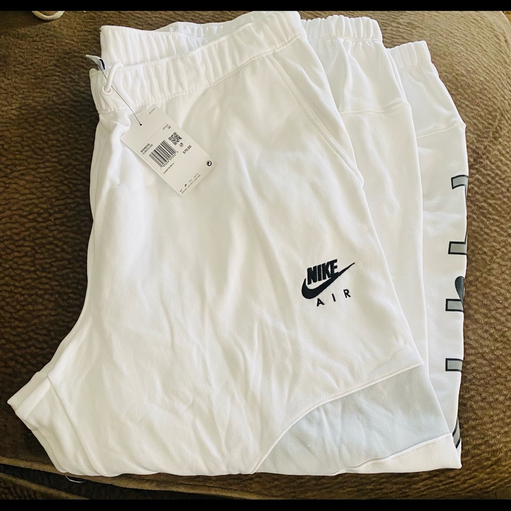 *Brand New* Nike Air
Women's Joggers Plus Size